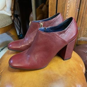 Pollini Stacked Heel Enclosed Toe. Size 40. Color Bordeaux.